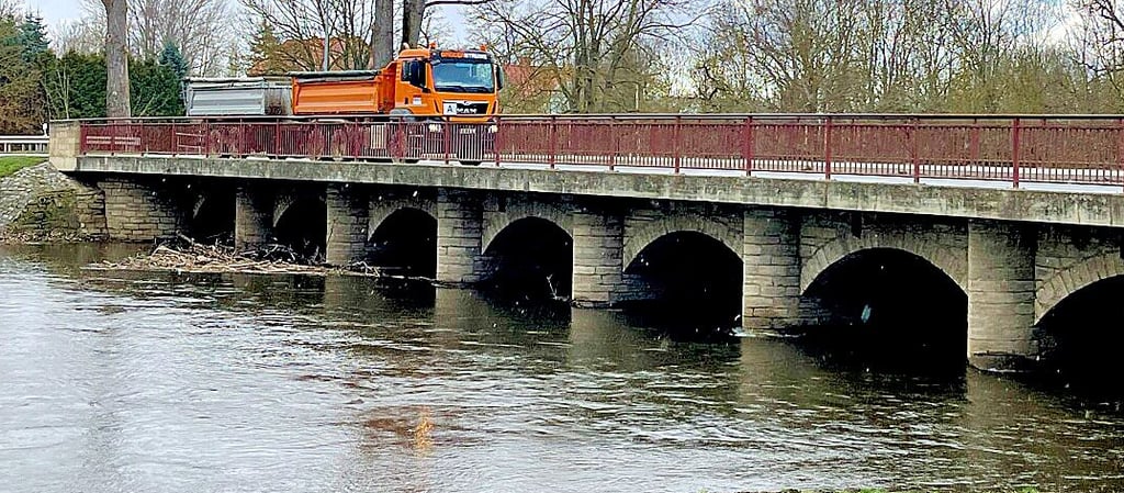 An der Bodebrücke bei Wegeleben sind die erhöhten Wassermengen aus dem Harz deutlich zu sehen.