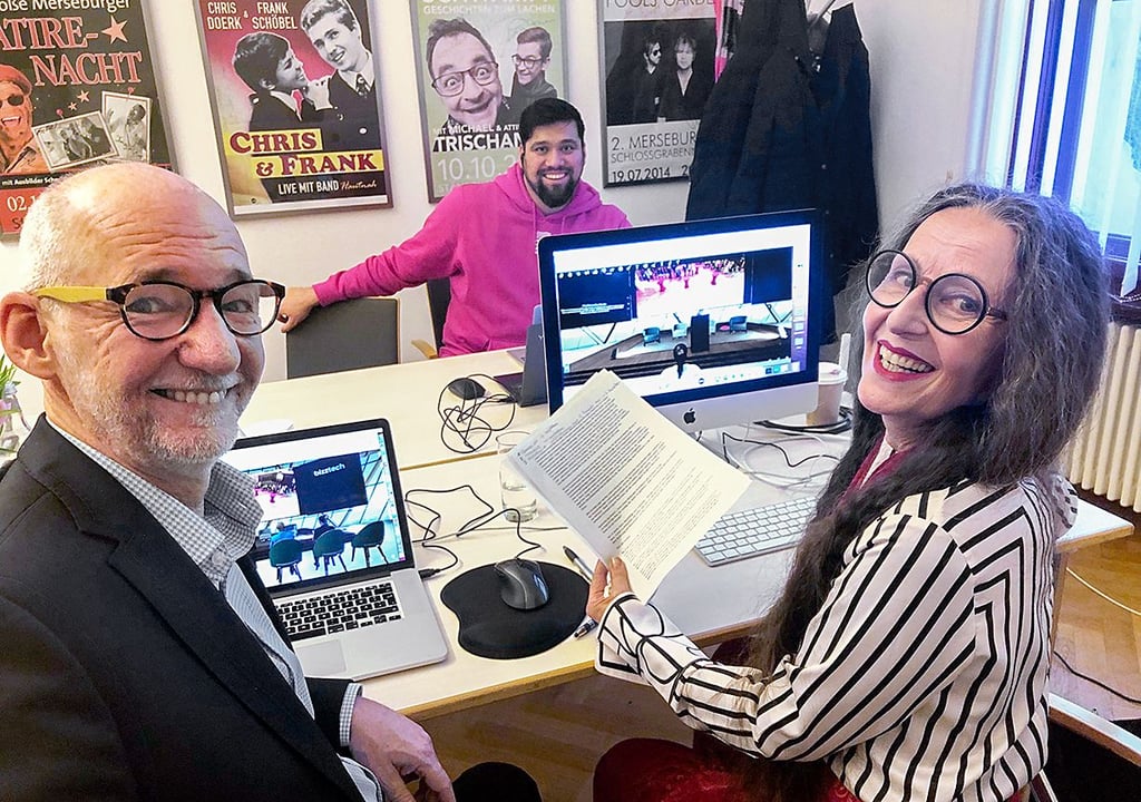 Thomas Hampel (l.) und Antoinette (r.) starten das digitale Kunstmuseum „Altar der Europa 3.0“.