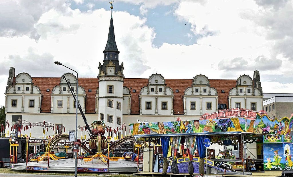 Auch in diesem Jahr wird vor dem Johannbau wieder ein Rummel aufgebaut, so wie hier im Jahr 2018. Dennoch ändert sich vieles beim Stadtfest.