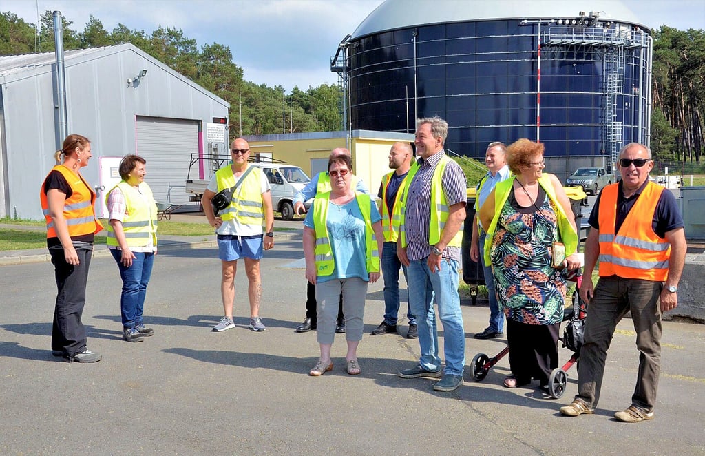 Bei einer Betriebsführung ließ sich der Ortschaftsrat Satuelle unter anderem die geplanten Baumaßnahmen auf dem Gelände der Biogasanlage in Satuelle erklären.