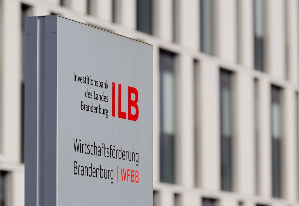 Ein Schild steht nahe dem Eingang zur Investitionsbank des Landes Brandenburg (ILB).