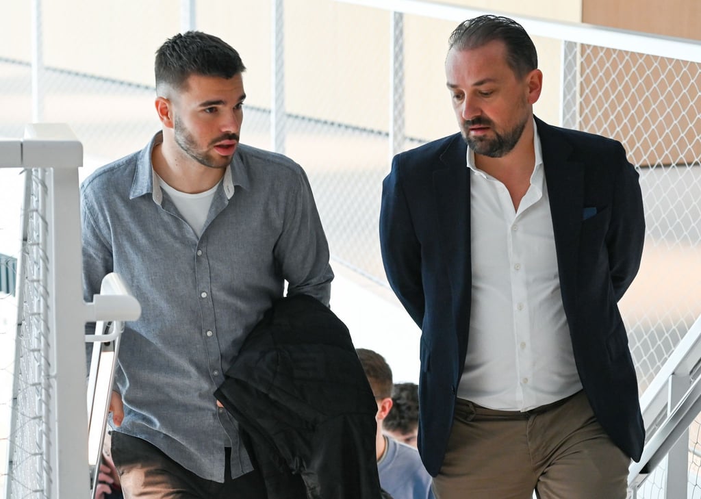 Mario Vuskovic (l), Fußballprofi vom Zweitligisten Hamburger SV, kommt in Begleitung seines Beraters Damir Smoljan zur dritten Verhandlung vor dem Sportgericht des DFB.