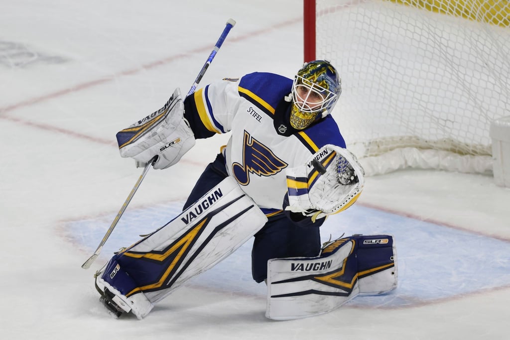 St. Louis Blues-Torwart Thomas Greiss fängt den Puck.