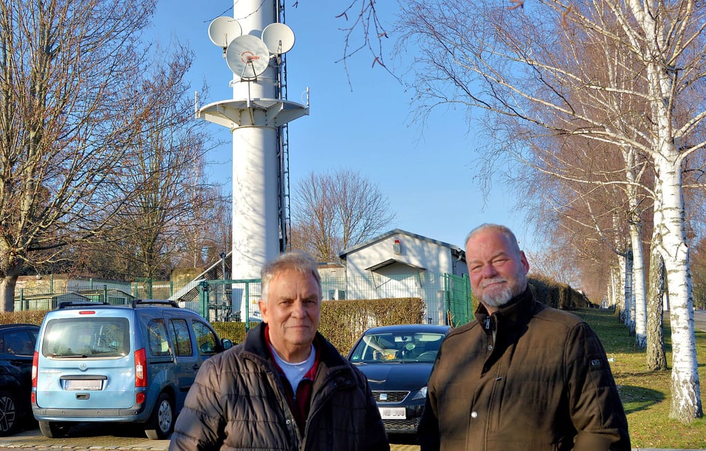 Vereinschef Michael Braun (r.) und Vorstandsmitglied Harald Nitschke stehen vor einem Funkmast am Hohenmölsener Busbahnhof. An diesem sind drei Antennen des Antennenvereins angebracht, die das Fernsehsignal liefern.