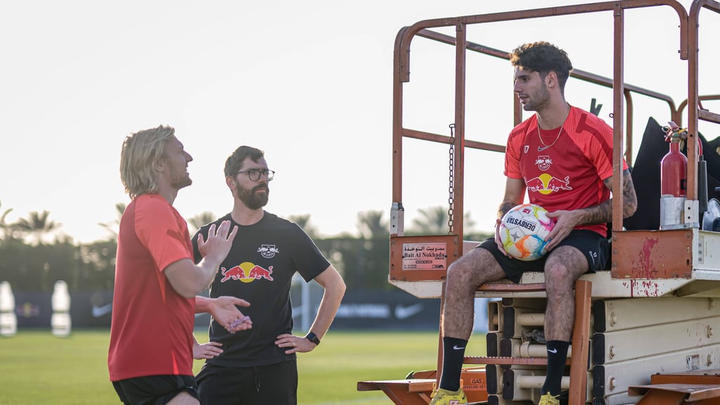 „Mega entspannt”: RB Leipzigs Teampsychologe Peter Schneider mit Emil Forsberg und Dominik Szoboszlai.