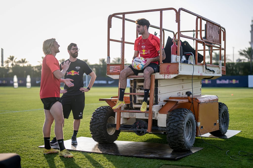„Mega entspannt”: RB Leipzigs Teampsychologe Peter Schneider mit Emil Forsberg und Dominik Szoboszlai.