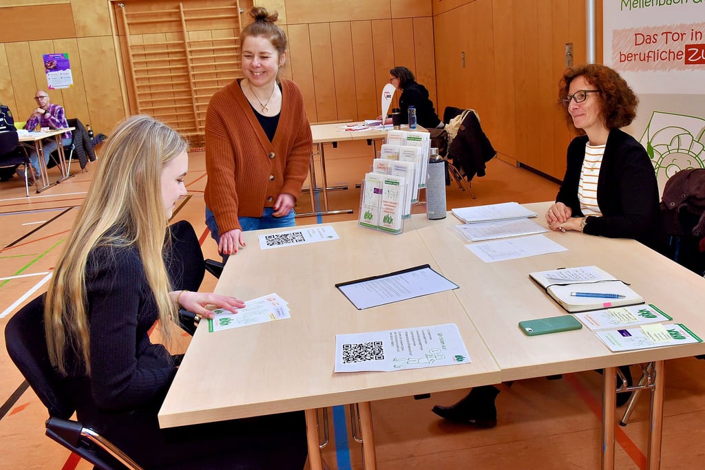 Clarissa möchte gern Erzieherin werden und traf beim Speed-Dating Steffi Burchert und Sandra Rosenkranz (v.l) von der IBKM-Berufsschule Heldrungen.