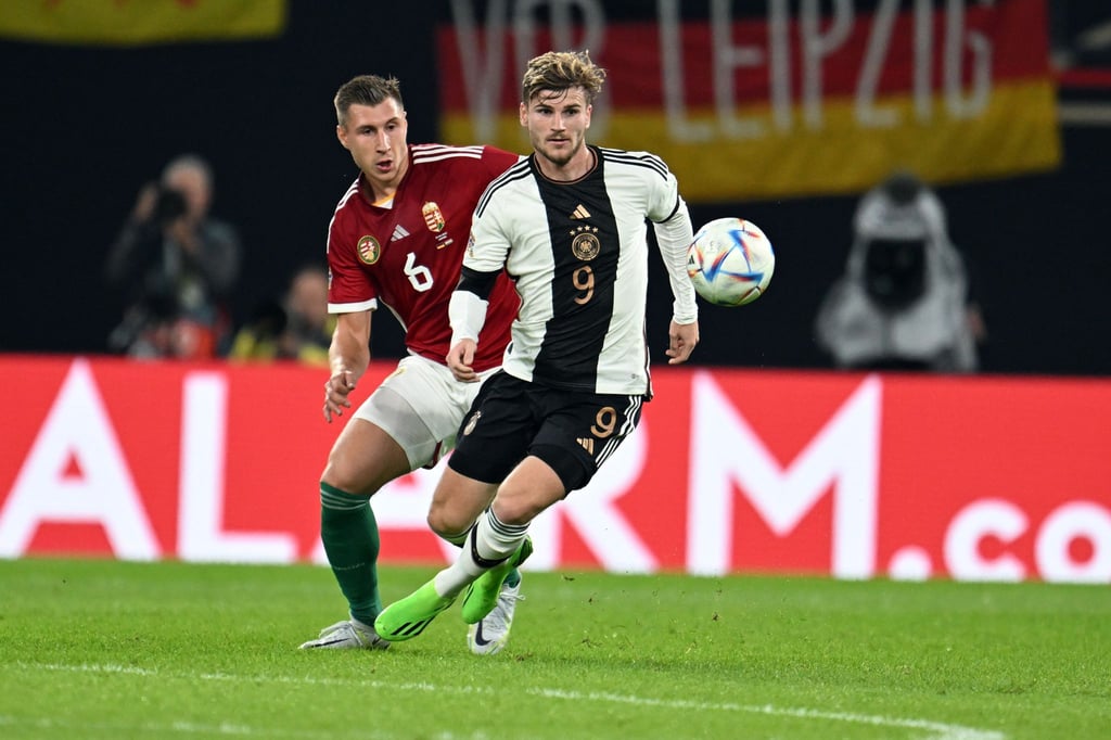 Deutschlands Timo Werner (r) und Ungarns Willi Orban kämpfen um den Ball.