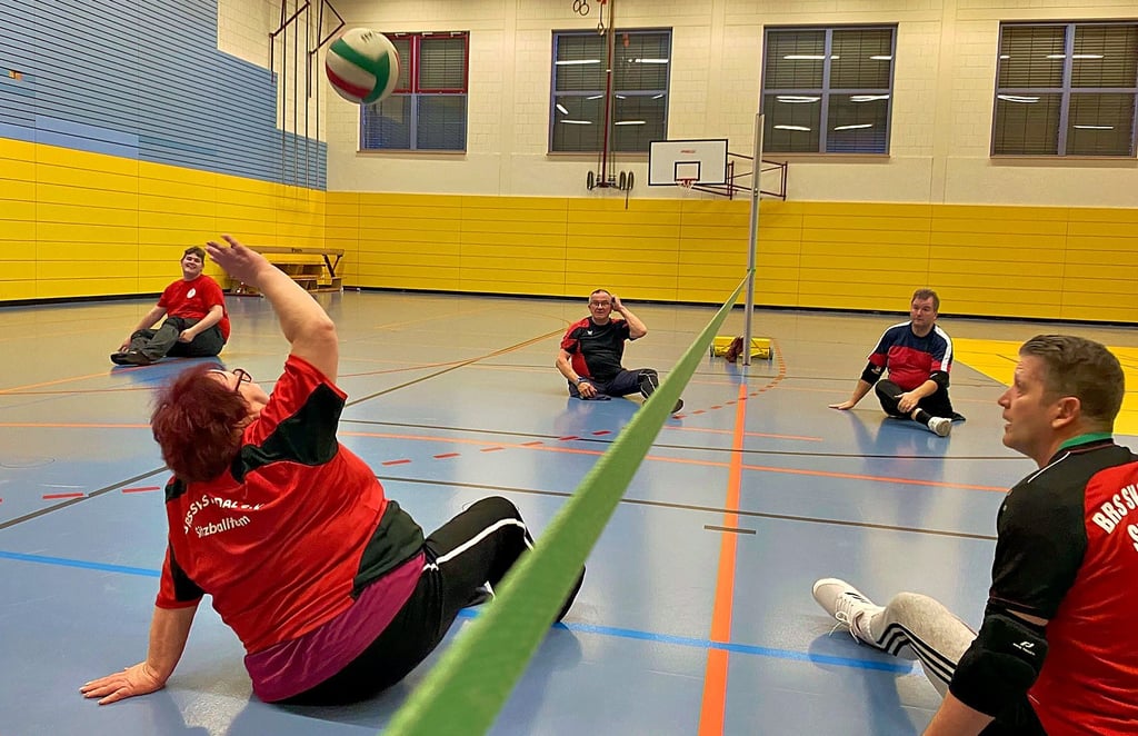 Die Sportler des BRS SV Stendal treffen sich zweimal in der Woche in den Sporthallen der Grundschulen Gagarin und Am Stadtsee, um Sitzball zu spielen.