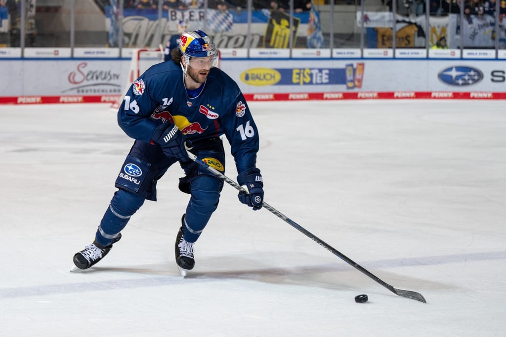 Konrad Abeltshauser aus München spielt den Puck.