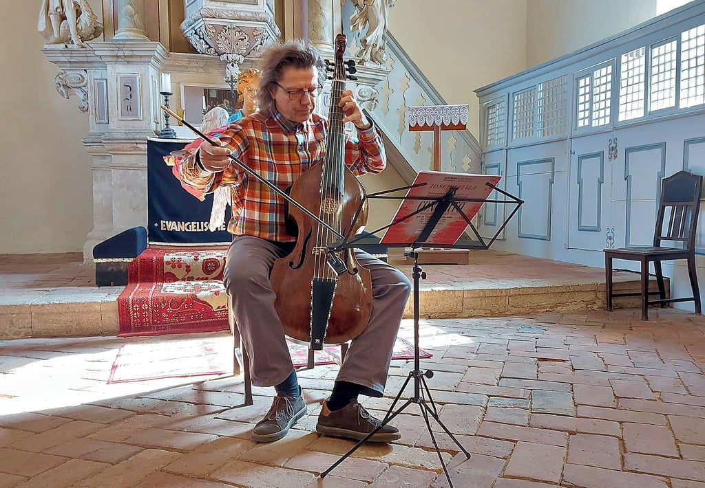 Gambist Thomas Fritzsch in der Johann-Georgen-Kirche Schleberoda. Der Musiker aus Freyburg nahm seine neue CD „Mozart & Fiala Amadé, mon ami“ im vergangenen Frühjahr in dem Gotteshaus auf.