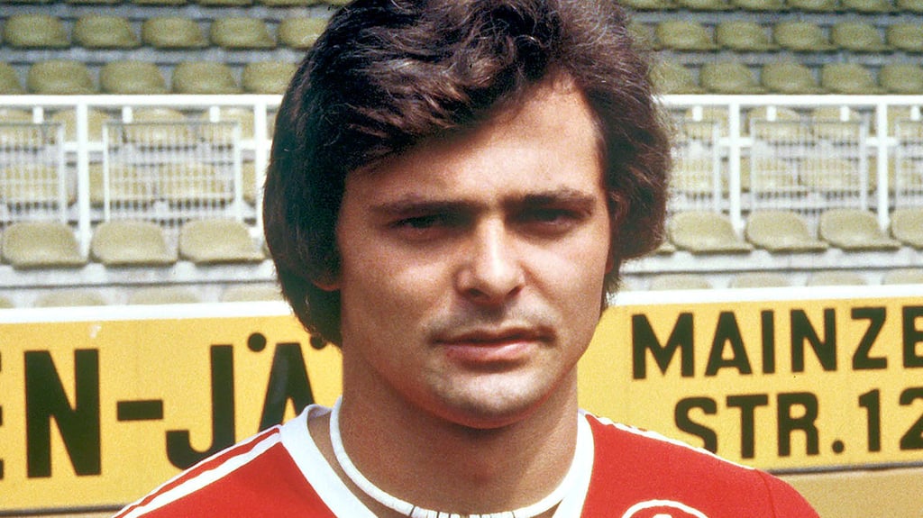 Der frühere DDR-Fußballprofi Lutz Eigendorf, hier im Trikot des 1. FC Kaiserslautern, verunglückte im März 1983 in Braunschweig tödlich mit seinem Auto.