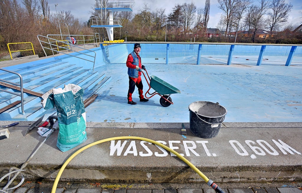 Bisher müssen vor jeder Saison im großen Becken des Zörbiger Stadtbades Risse geschlossen und neue Farbe aufgetragen werden.