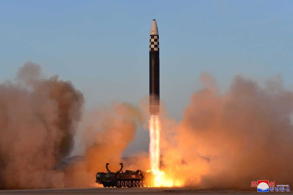 Dieses Bild wurde von der staatlichen nordkoreanischen Nachrichtenagentur KCNA zur Verfügung gestellt. Es zeigt nach Angaben von KCNA den Test einer Interkontinentalrakete vom Typ „Hwasong-17“ in Pjöngjang am 16.03.2023. Der Inhalt kann nicht unabhängig verifiziert werden.