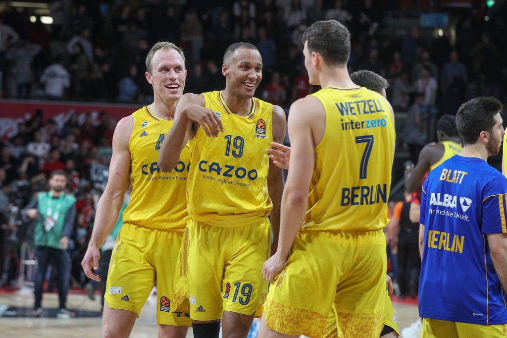 Luke Sikma (l-r) von Alba Berlin, Louis Olinde und Yanni Wetzell freuen sich über ihren Sieg.