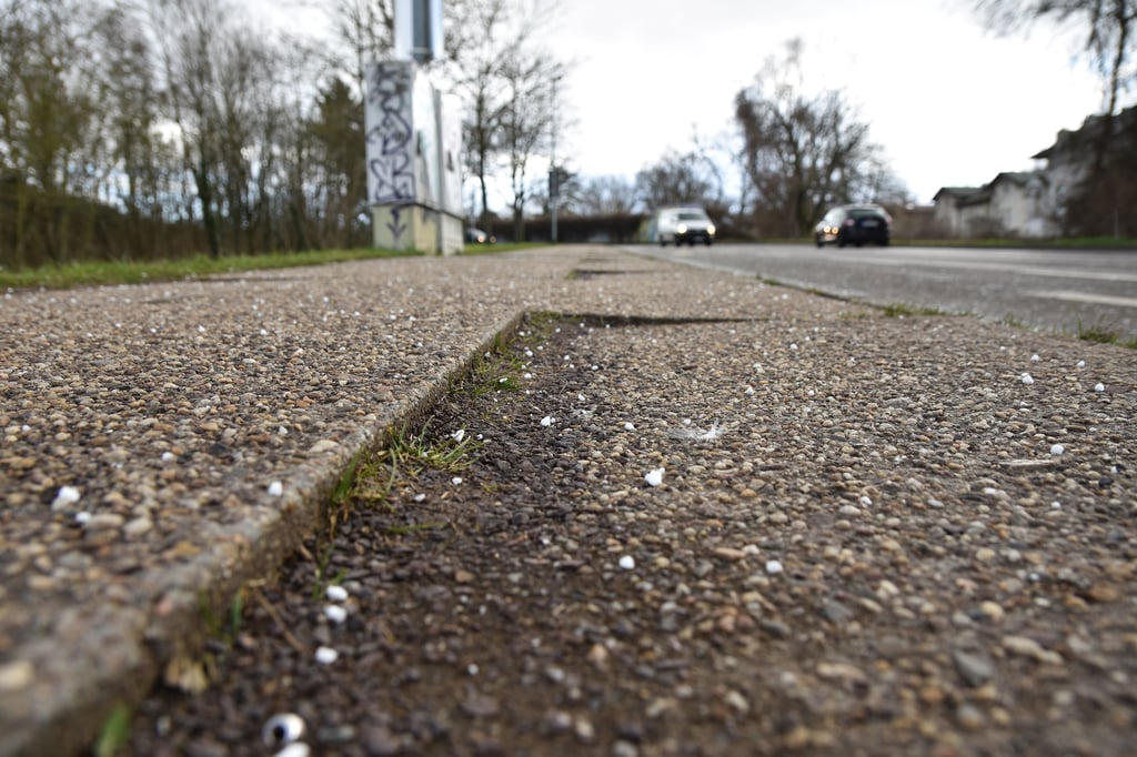 Die alten Betonplatten am Aufgang von der Sudenburger Wuhne zur Westringbrücke in Magdeburg zeigen starke Unebenheiten auf.