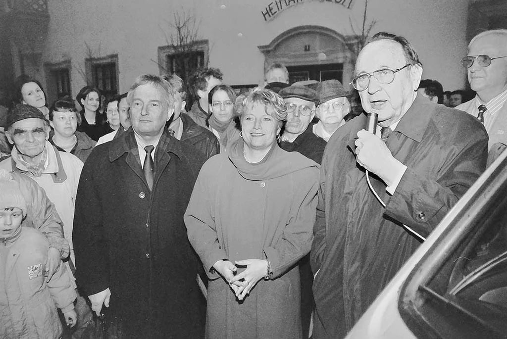 Vor 25 Jahren schafften es noch Politiker, das Volk auf die Straße zu locken. FDP-Wahlkampf mit Politiker-Legende Heinz-Dietrich Genscher am Mikrofon vor dem Heimatmuseum.