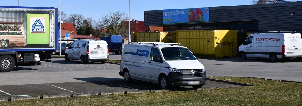 Noch stehen Baufahrzeuge und Container vor dem Aldi an der Bahnhofstraße in Arendsee.