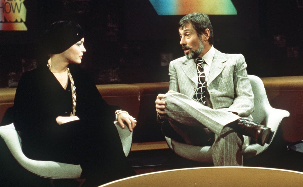 Der Moderator Dietmar Schönherr mit Romy Schneider während der Talkshow „Je später der Abend“ am 30. Oktober 1974.