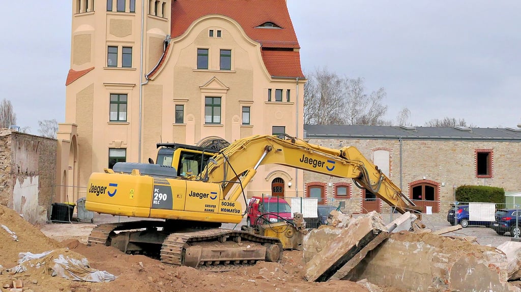 Vom „Aderstedter Hof“ neben der Villa (Foto) ist so gut wie nichts mehr übrig. Die Alte Dorfstraße ist wieder frei, dadurch sind die Parkplätze schnell und unkompliziert zu erreichen, denn auf den Grünflächen ist Halteverbot.