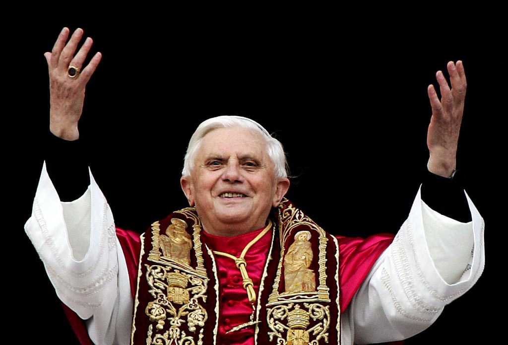 Der damals neu gewählte Papst Benedikt XVI., zuvor Joseph Kardinal Ratzinger, grüßt am 19.04.2005 die Menschen auf dem Petersplatz in Rom.