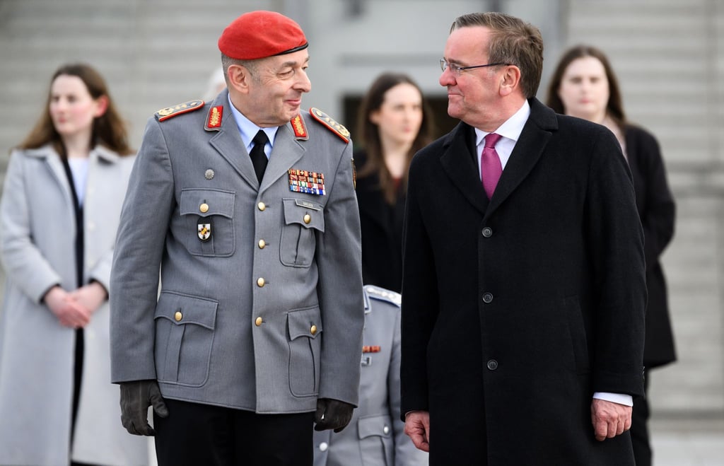Verteidigungsminister Boris Pistorius (r) mit dem neuen Generalinspekteur der Bundeswehr, Carsten Breuer.