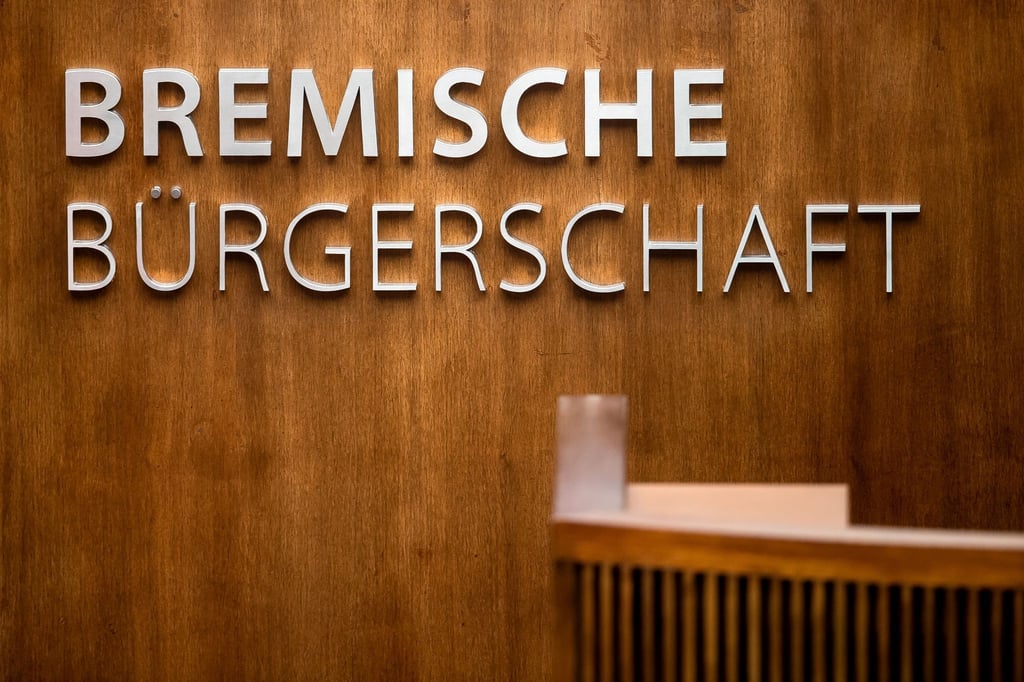 „Bremische Bürgerschaft“ steht über dem Rednerpult im Plenarsaal.