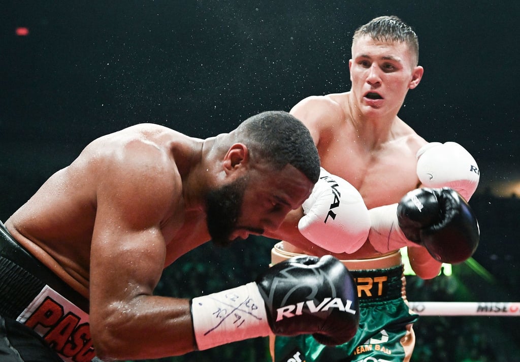 Michael Eifert (r) aus Deutschland landet einen Schlag gegen den kanadischen Boxer Jean Pascal.