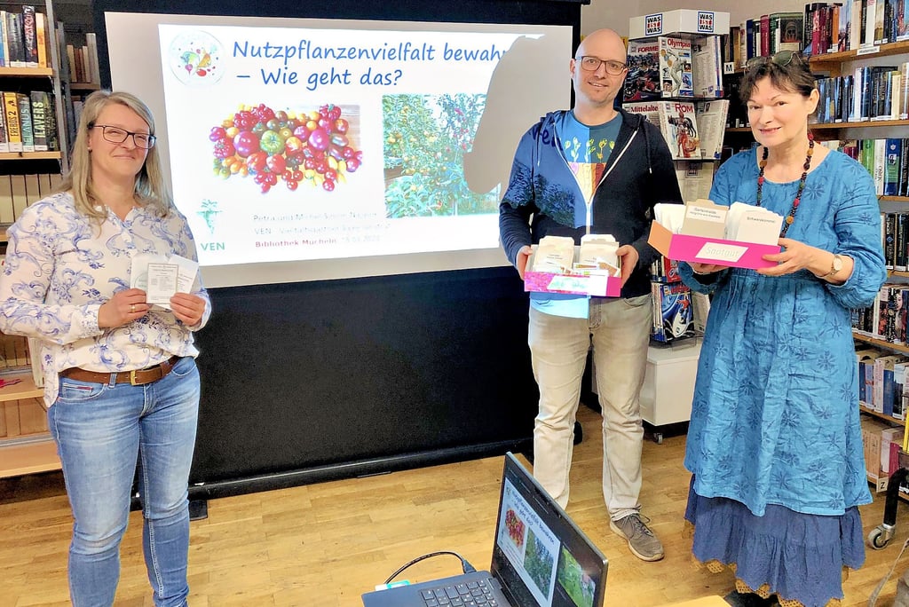 Für die neue Saatgut-Bibliothek in der Stadtbibliothek Mücheln arbeitet Leiterin Karin Linke (r.) mit Petra (l.) und Michél (M.) Simon-Najasek vom Verein zur Erhaltung der Nutzpflanzenvielfalt, Regionalgruppe Saale-Unstrut, zusammen.