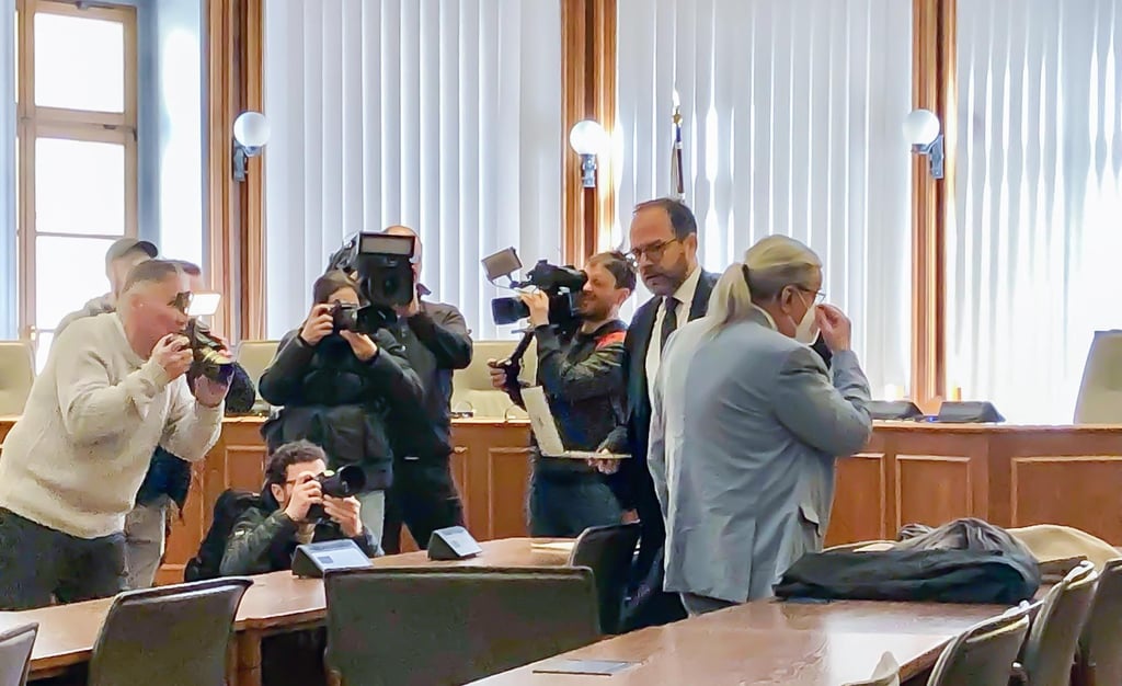 Udo Foht (rechts) war vor dem letzten Prozesstag wieder umringt von Fotografen und Kammeraleuten.