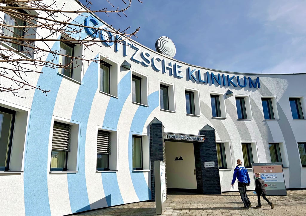 Das Torhaus des Goitzsche Klinikums in Bitterfeld hat eine neue Leuchtreklame bekommen. Die Fassadengestaltung ist nun abgeschlossen.