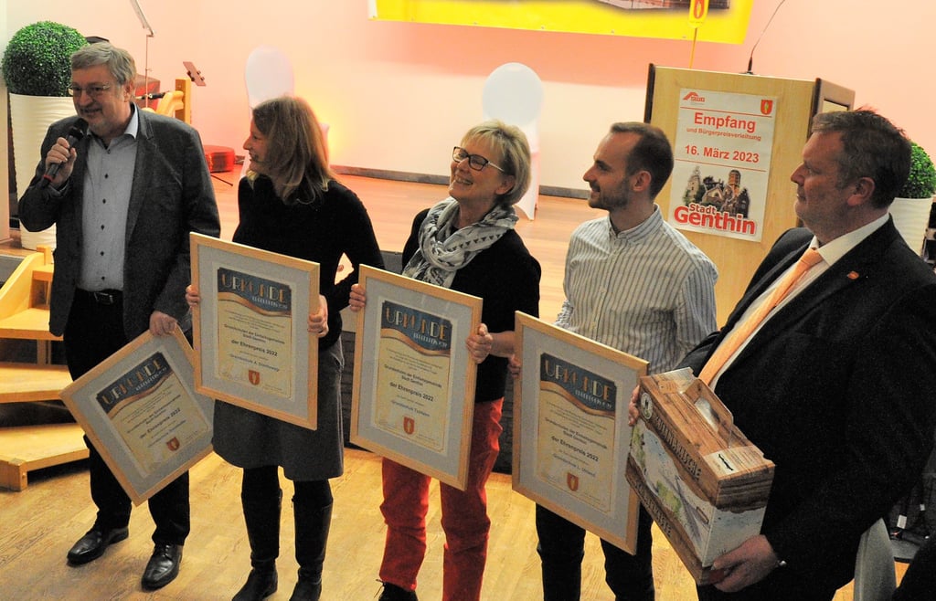 Die Schulleiter der Genthiner Grundschulen Ingo Doßmann, Claudia Braunschweig, Cordula Schremmer und Martin Falk (von links) erhielten eine Ehrenauszeichnung der Stadt. Bürgermeister Matthias Günther (re.) überreichte die Urkunden.