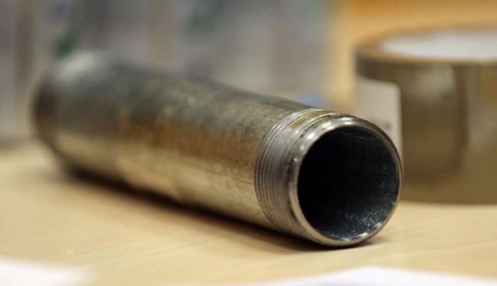 Eine Rohrbombe hat offenbar zu einer Explosion am Bahnhof in Möser im Jerichower Land geführt. Sachverständige der Polizei und der Deutschen Bahn waren vor Ort. Symbolbild: