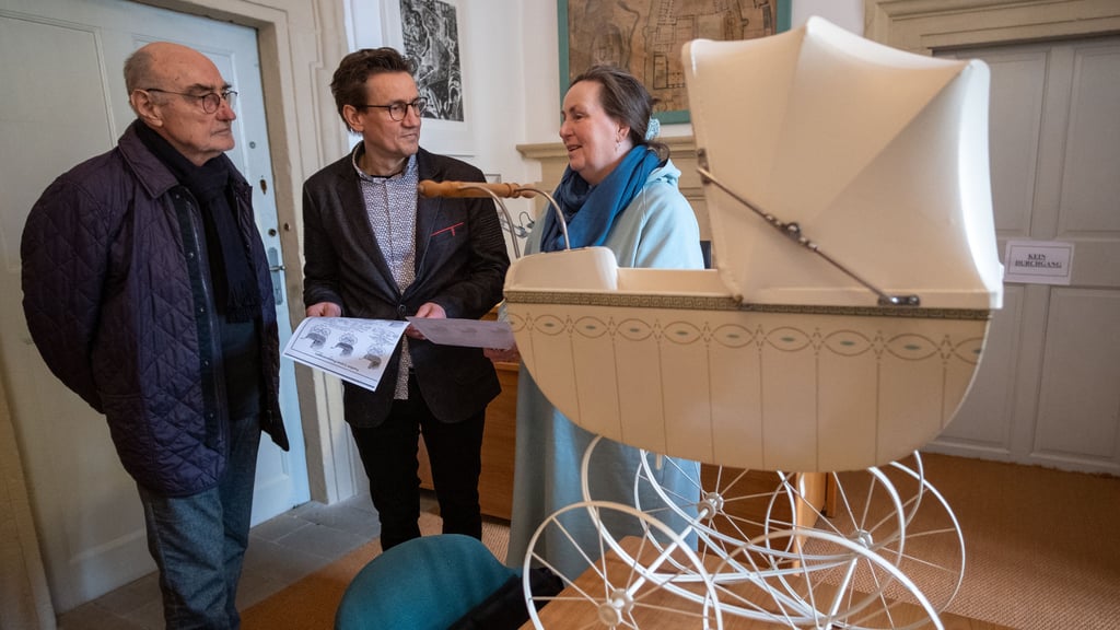 Das Schlossmuseum Moritzburg in Zeitz hat einen historischen Puppenwagen geschenkt bekommen. Auf dem Bild: Kristin Otto, Roland Rittig vom Förderverein und Andreas Gotzmann (Mitte).