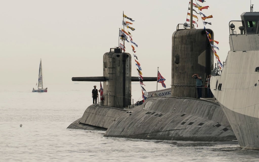 Russische U-Boote und Kriegsschiffe an der St. Petersburger Marinestation.