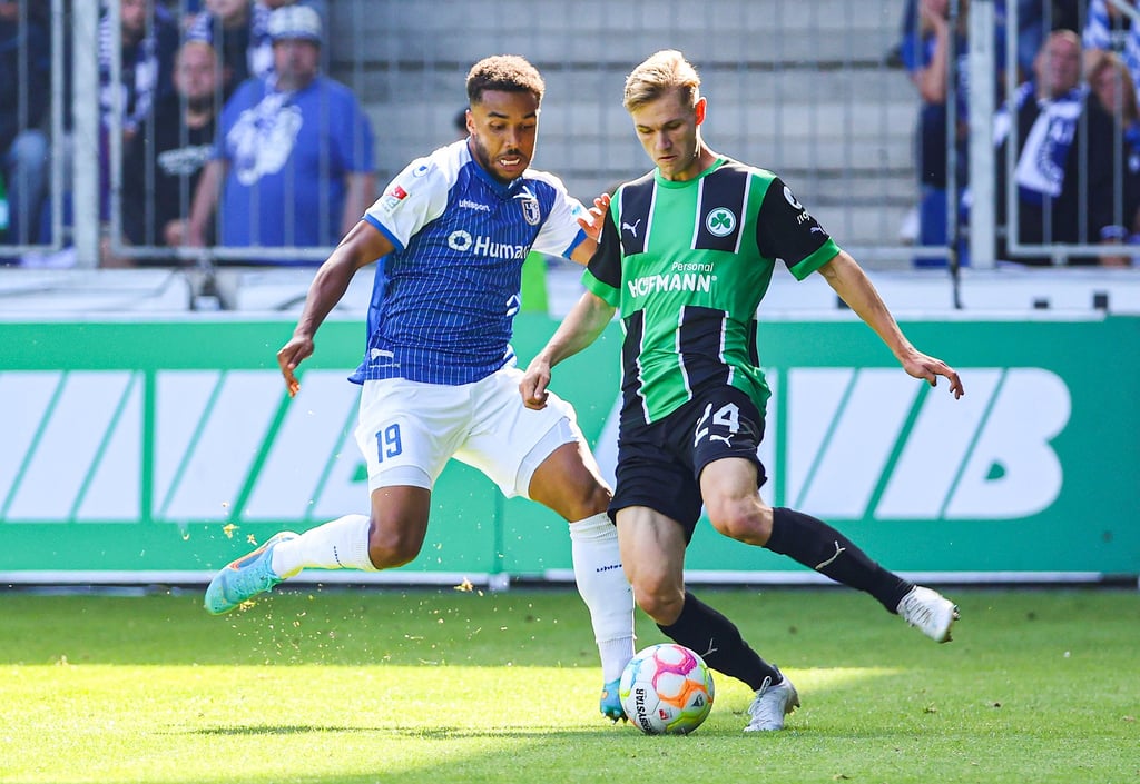 2023 stand Verteidiger Leon Bell Bell (hier im Duell mit Fürths Marco John) wegen einer Schambeinentzündung noch nicht im Aufgebot des FCM. Nun könnte er in den Kader zurückkehren.