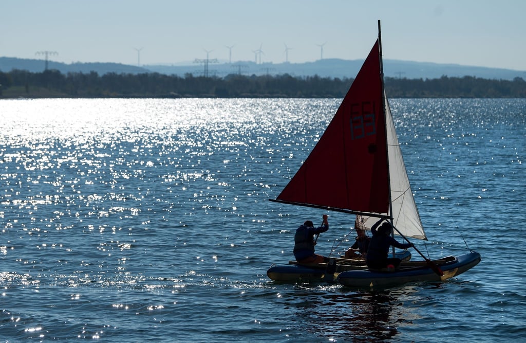 Wassersportler genießen das sommerliche Wetter auf dem Berzdorfer See bei Görlitz.