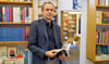 Buchhändler und Inhaber Raimund Müller will das drohende Aus seines Buchladens mit einer Crowdfunding-Aktion abwenden. 