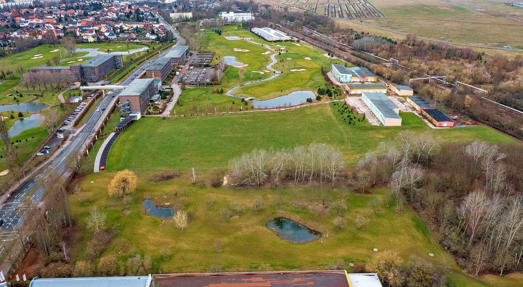 Im Golfpark Dessau wird am 25. März ein neuer, für jeden nutzbarer öffentlicher Golfplatz eröffnet. Er befindet sich auf dem Foto im Vordergrund, dahinter liegt die Driving Ranch und schließt sich die Meisterschafts-Neun-Loch-Anlage für Könner an.