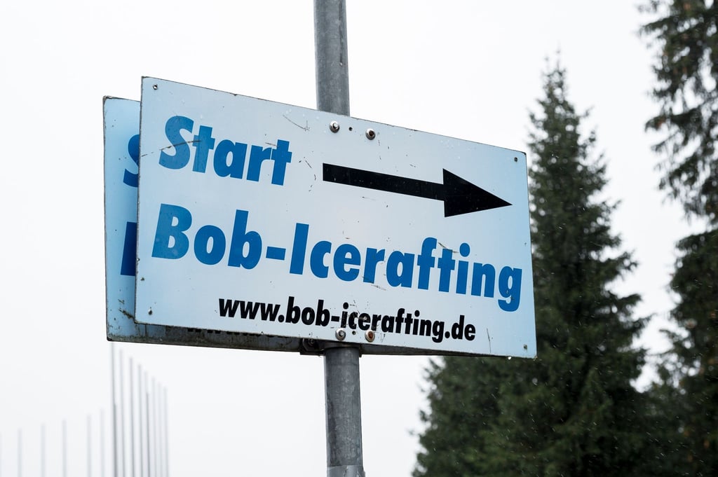 Ein Hinweisschild führt zum Start der Bob und Icerafting Bahn der Bob- und Rennrodelbahn.