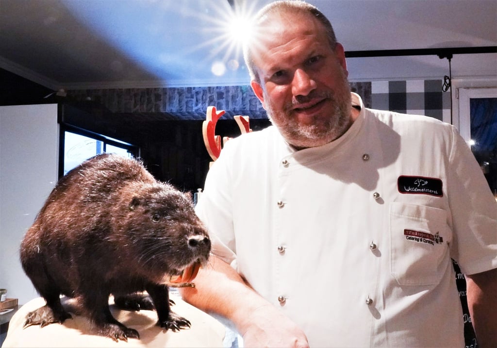 Koch Johannes Siemes weiß wie man Nutria zubereitet. Nutrias vermehren sich rasant in Deutschland, sind auf dem Teller aber noch selten.