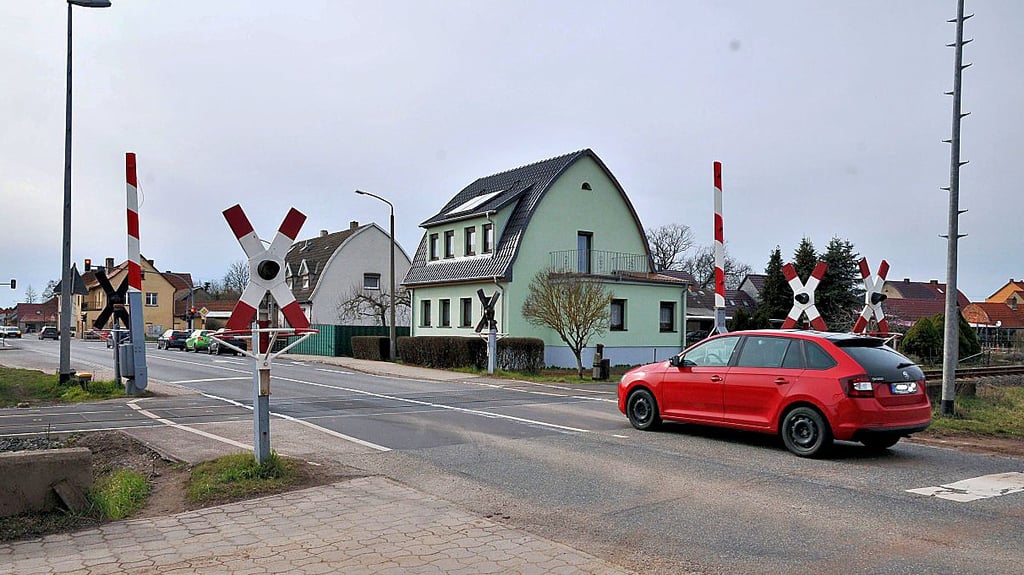 Bahnübergang in der Sangerhäuser Straße in Berga.