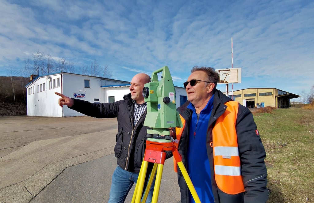 René Bassiner (links), Technischer Leiter bei der SSC-Hydrovent AG, mit Vermessungs-Ingenieur Steffen Wöckel bei den jüngsten Vermessungsarbeiten an der Michaelsteiner Straße.