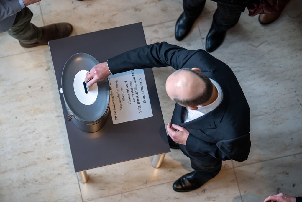 Bundeskanzler Olaf Scholz bei der Stimmabgabe im Rahmen der namentlichen Abstimmung im Bundestag.