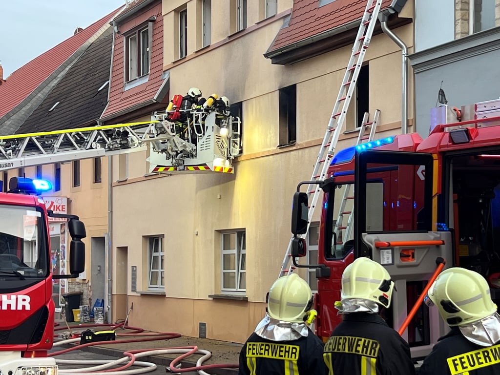 Zwei Frauen wurden mittels Drehleiter aus dem brennenden Haus gerettet.