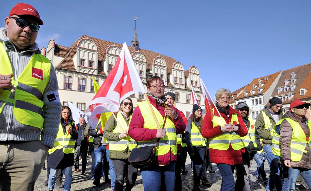 Etwa 250 Angestellte des öffentlichen Dienstes aus der Region kommen auf dem Naumburger Markt zum Warnstreik zusammen.