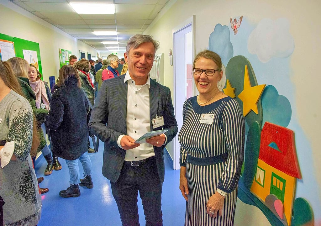 Dr. Stefan Fest, Chefarzt der Kinderklinik, und Dr. Angelika Eger, Leiterin des Sozialpädiatrischen Zentrums bei der Eröffnung.