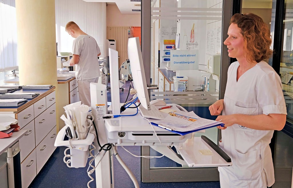 Neben neun Ärzten sind 18 Pflegefachkräfte wie Stationsleiterin Nicol Spiller und Phillip Romaneck in der Klinik für Allgemeinchirurgie im Einsatz.