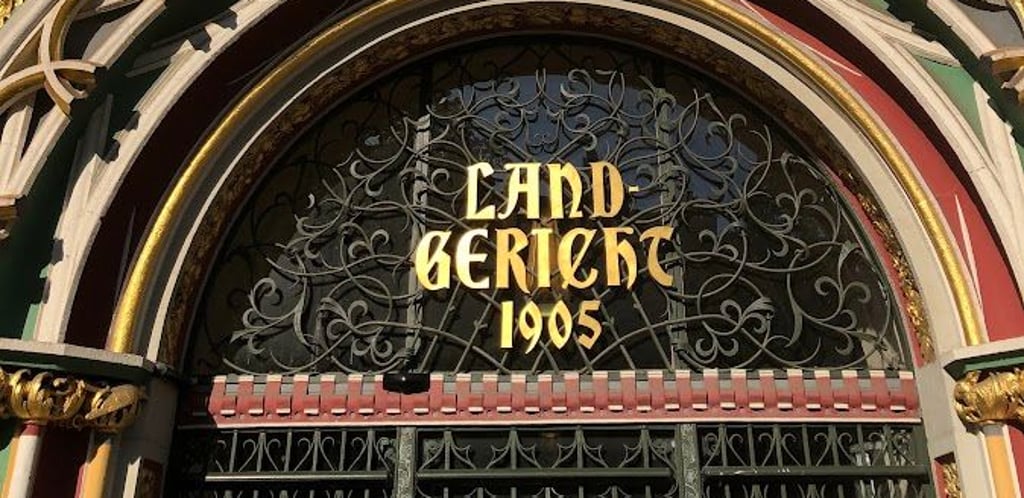 Symbolfoto - Das Eingangsportal des Landgerichts Halle.
