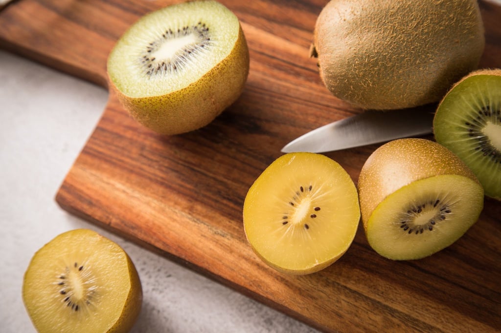 Wer täglich zwei Kiwis isst, deckt damit seinen Tagesbedarf an Vitamin C.